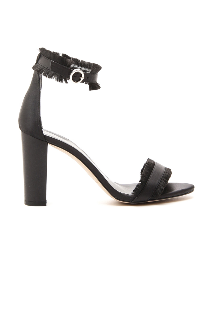 Satin sandal with fringes
Intrend Satin sandal with fringes
Intrend