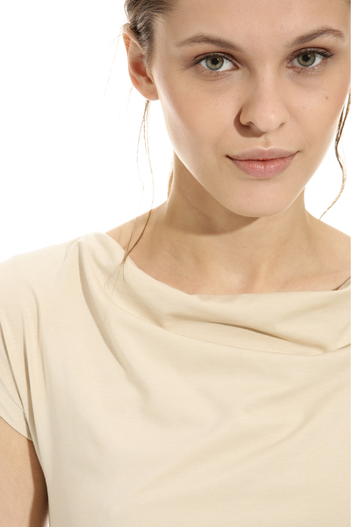 T-shirt con scollo morbido Intrend T-shirt con scollo morbido Intrend