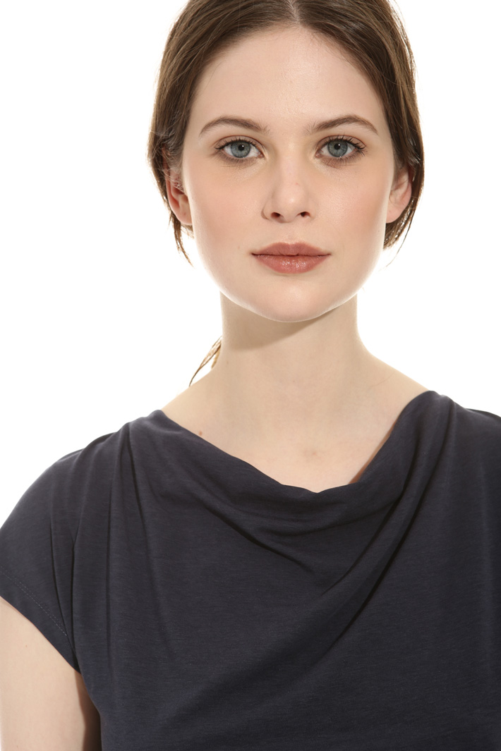 T-shirt con scollo morbido Intrend T-shirt con scollo morbido Intrend