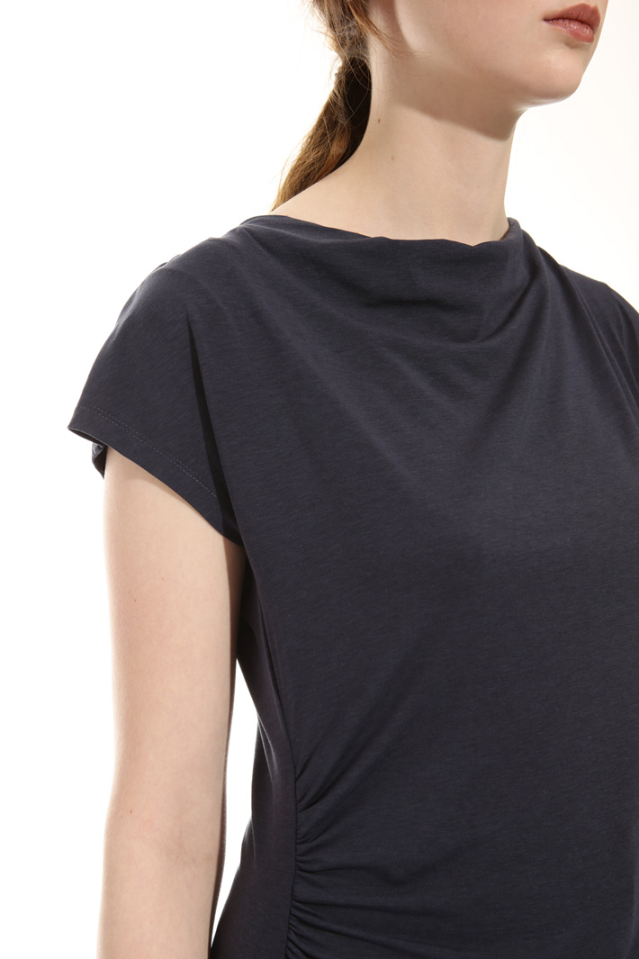 T-shirt con scollo morbido Intrend T-shirt con scollo morbido Intrend