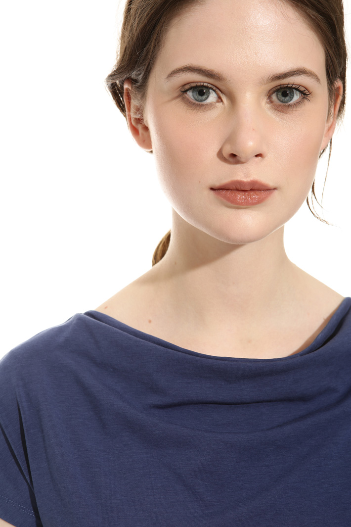Loose neck T-shirt Intrend Loose neck T-shirt Intrend