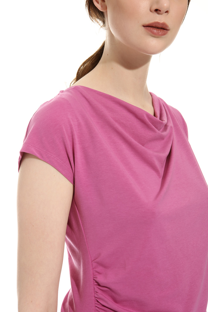 T-shirt con scollo morbido Intrend T-shirt con scollo morbido Intrend