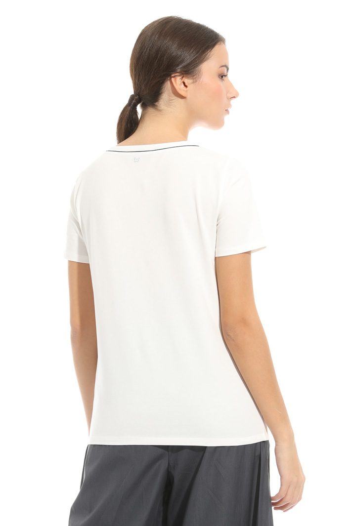 T-shirt con taschino ricamato T-shirt con taschino ricamato