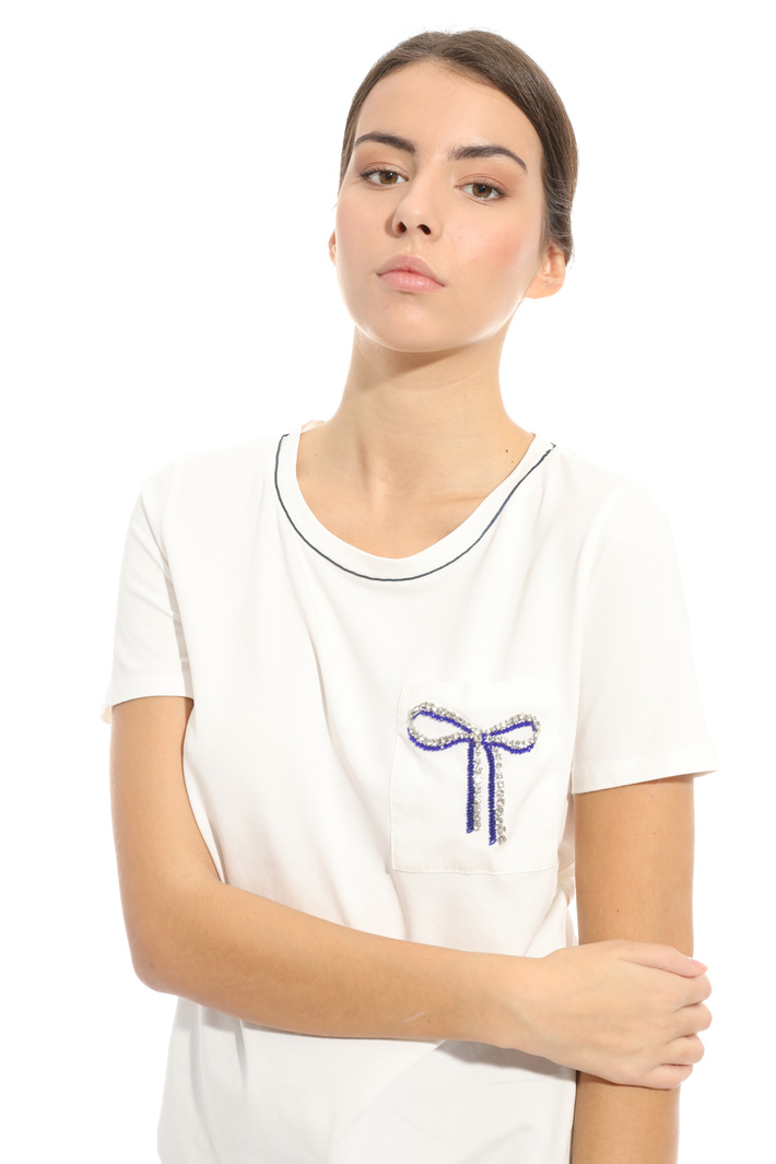 T-shirt con taschino ricamato T-shirt con taschino ricamato