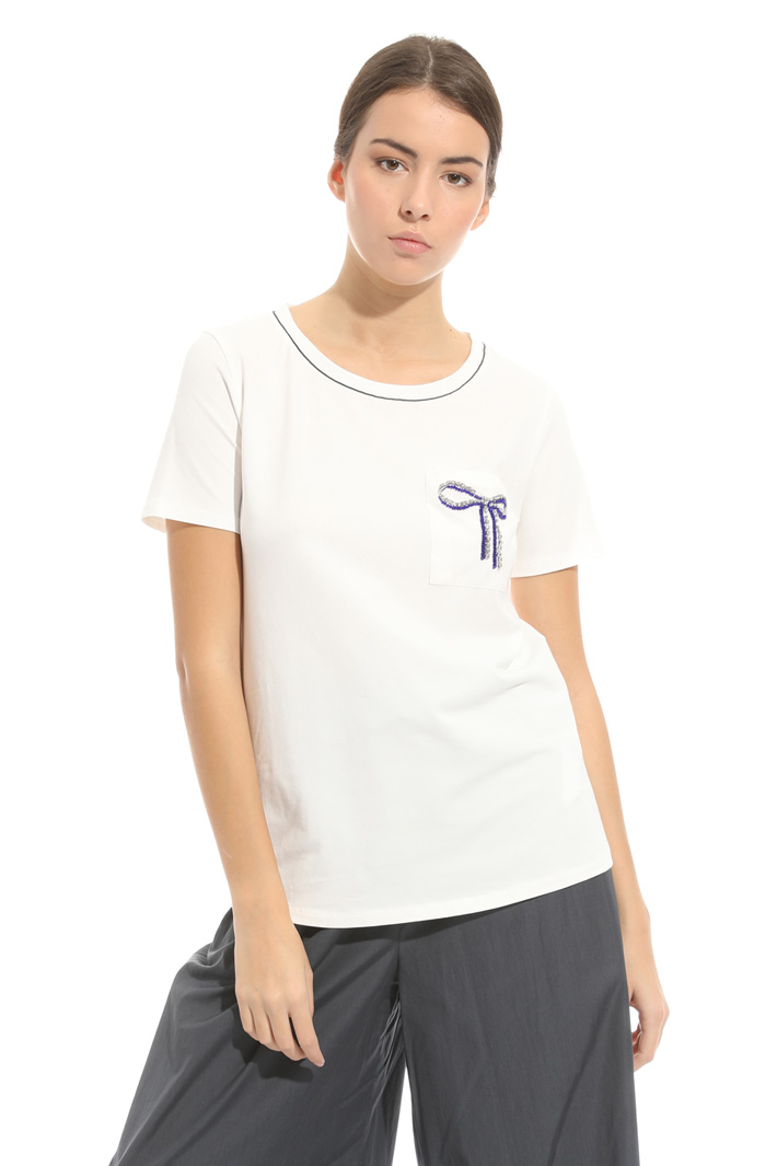 T-shirt con taschino ricamato T-shirt con taschino ricamato