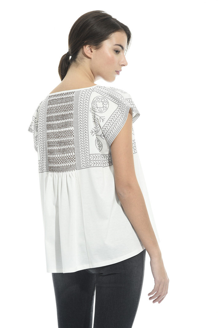 Top con ricamo punto smock Intrend Top con ricamo punto smock Intrend