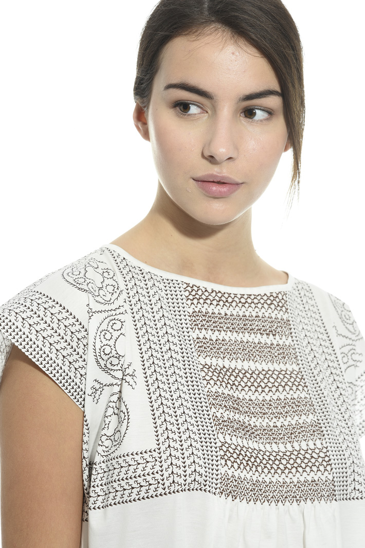 Top con ricamo punto smock Intrend Top con ricamo punto smock Intrend