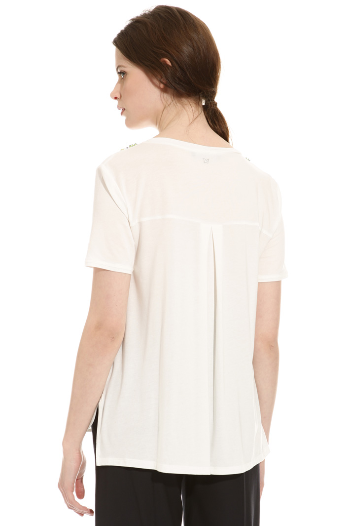 T-shirt con pietre ricamate Intrend T-shirt con pietre ricamate Intrend