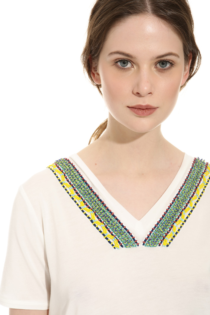T-shirt con pietre ricamate Intrend T-shirt con pietre ricamate Intrend