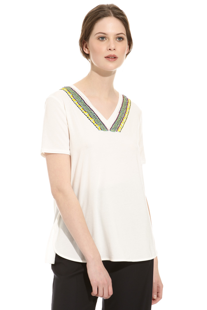 T-shirt con pietre ricamate Intrend T-shirt con pietre ricamate Intrend