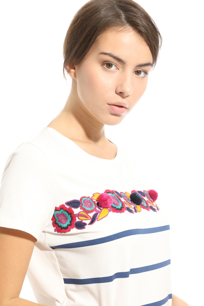 T-shirt con stampa e ricamo Intrend T-shirt con stampa e ricamo Intrend