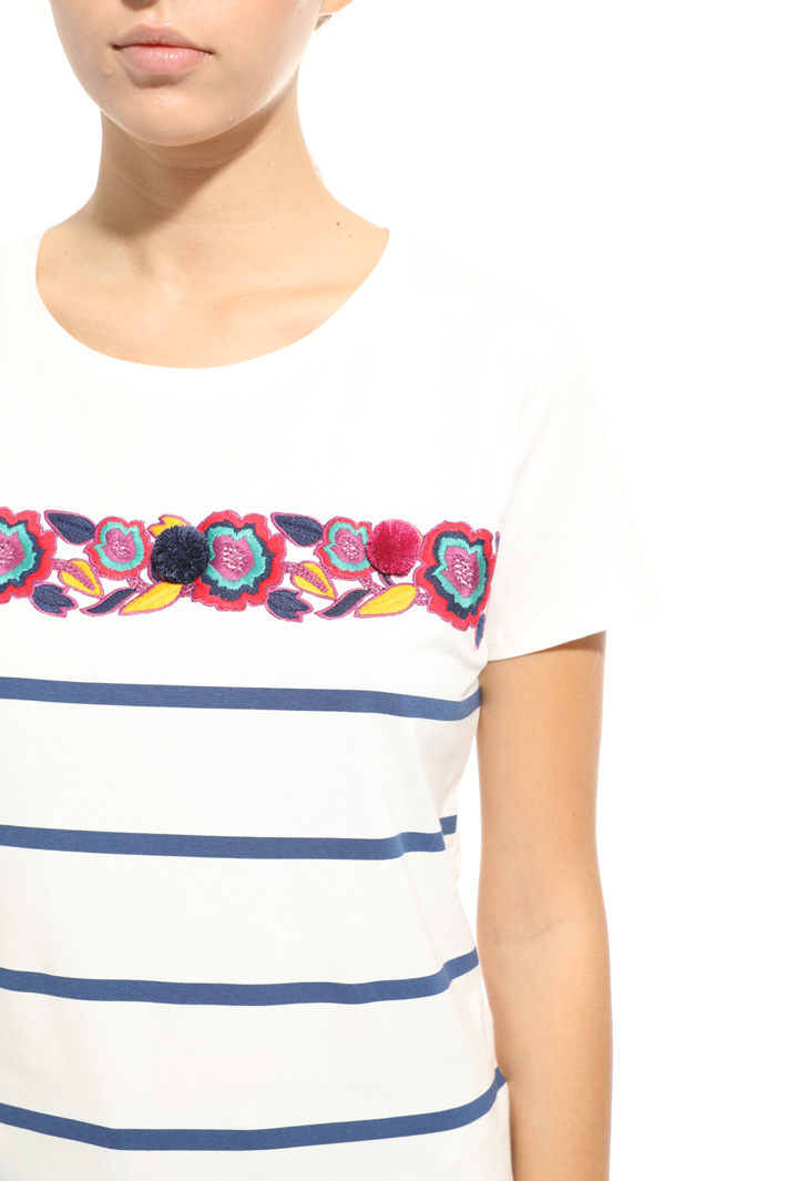 T-shirt con stampa e ricamo Intrend T-shirt con stampa e ricamo Intrend