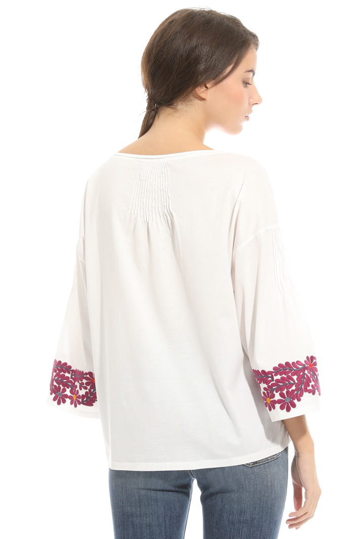 Embroidered T-shirt Intrend Embroidered T-shirt Intrend