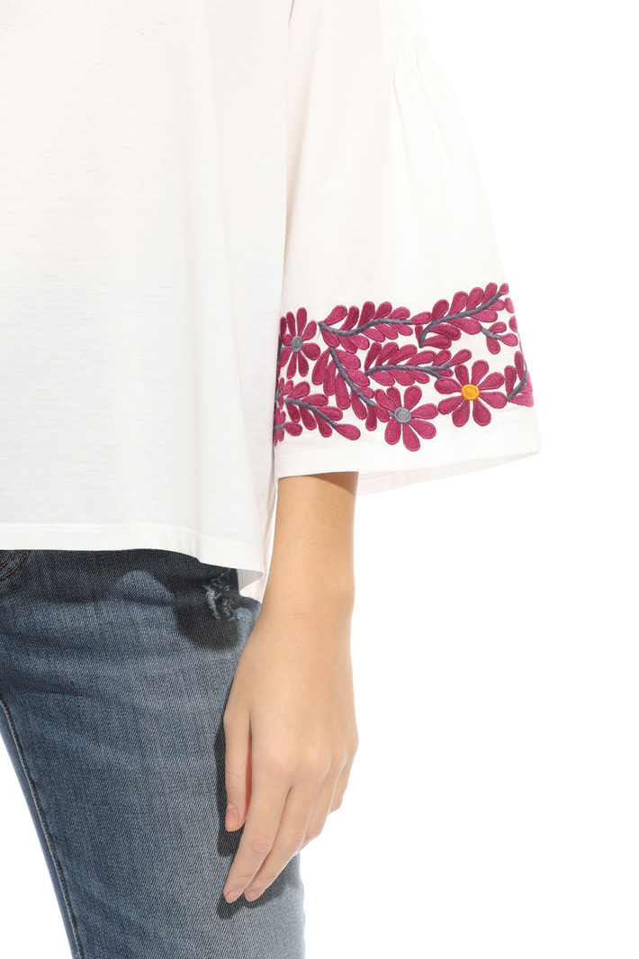 Embroidered T-shirt Intrend Embroidered T-shirt Intrend