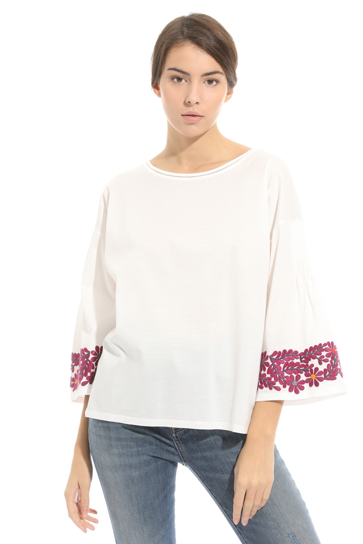 Embroidered T-shirt Intrend Embroidered T-shirt Intrend