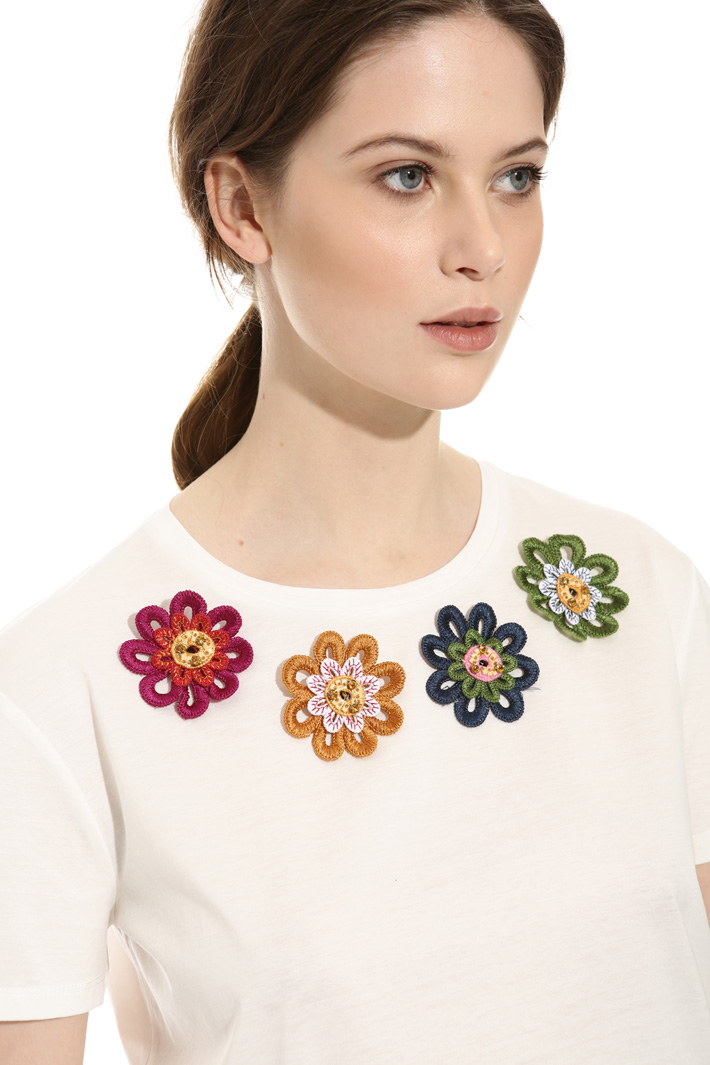 T-shirt con ricami applicati Intrend T-shirt con ricami applicati Intrend
