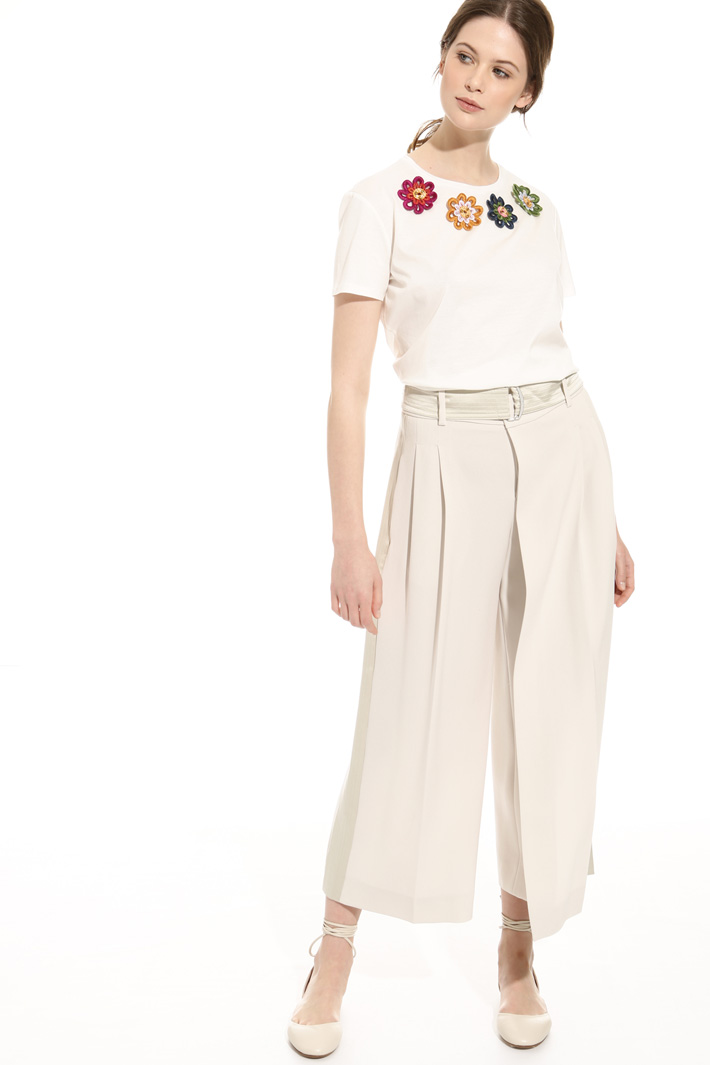 T-shirt con ricami applicati Intrend T-shirt con ricami applicati Intrend