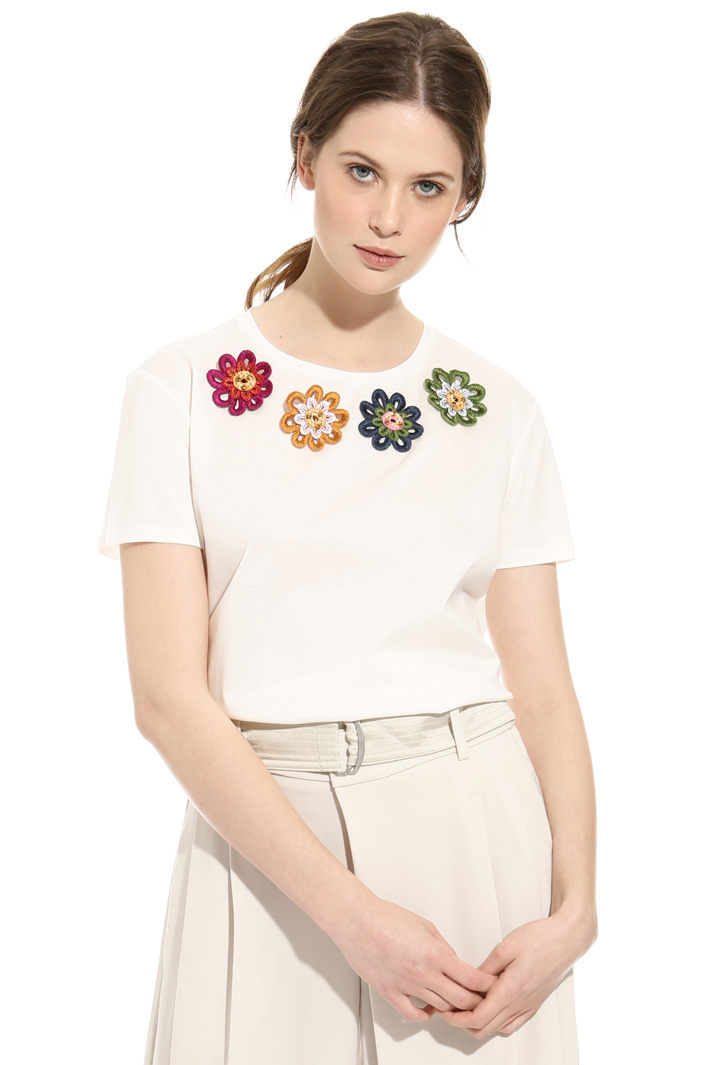 T-shirt con ricami applicati Intrend T-shirt con ricami applicati Intrend