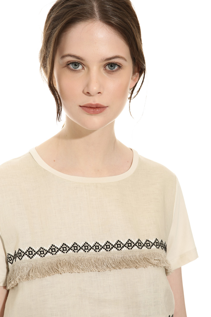 T-shirt con ricami in filo Intrend T-shirt con ricami in filo Intrend