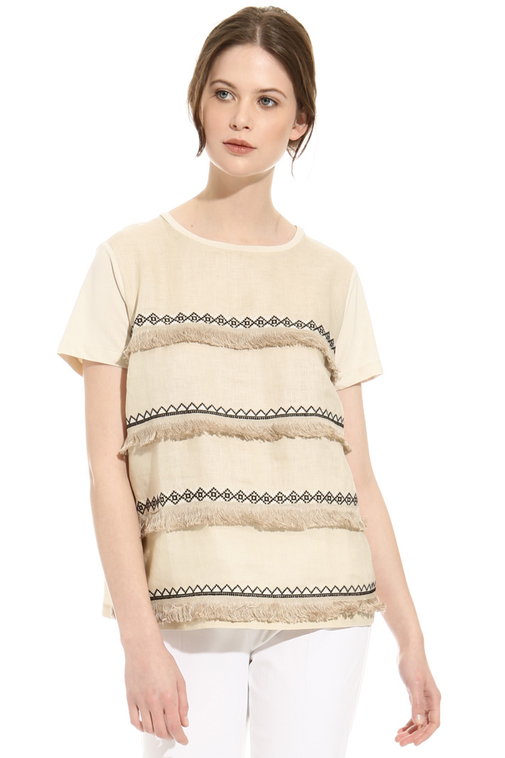 T-shirt con ricami in filo Intrend T-shirt con ricami in filo Intrend