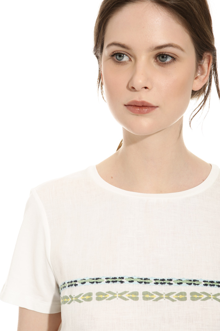 T-shirt con ricami in filo Intrend T-shirt con ricami in filo Intrend