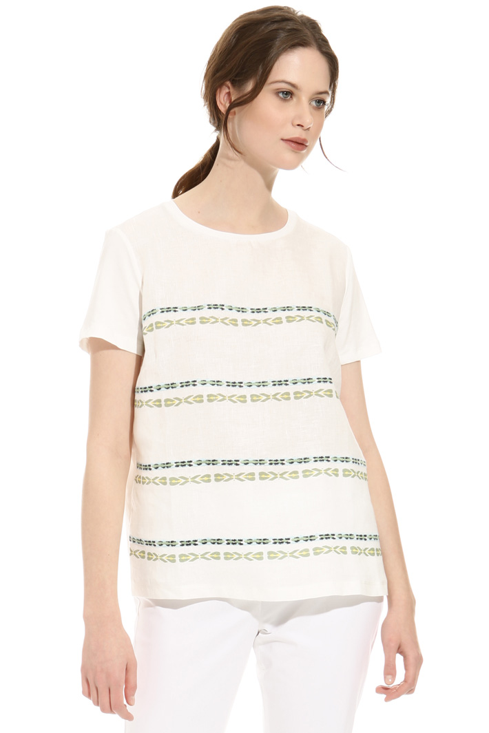 T-shirt con ricami in filo Intrend T-shirt con ricami in filo Intrend