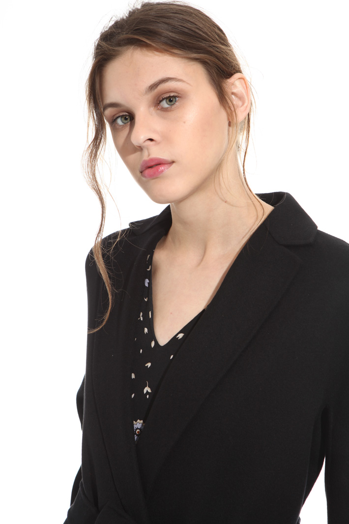 Coat with deep lapels
Diffusione Tessile Coat with deep lapels
Diffusione Tessile