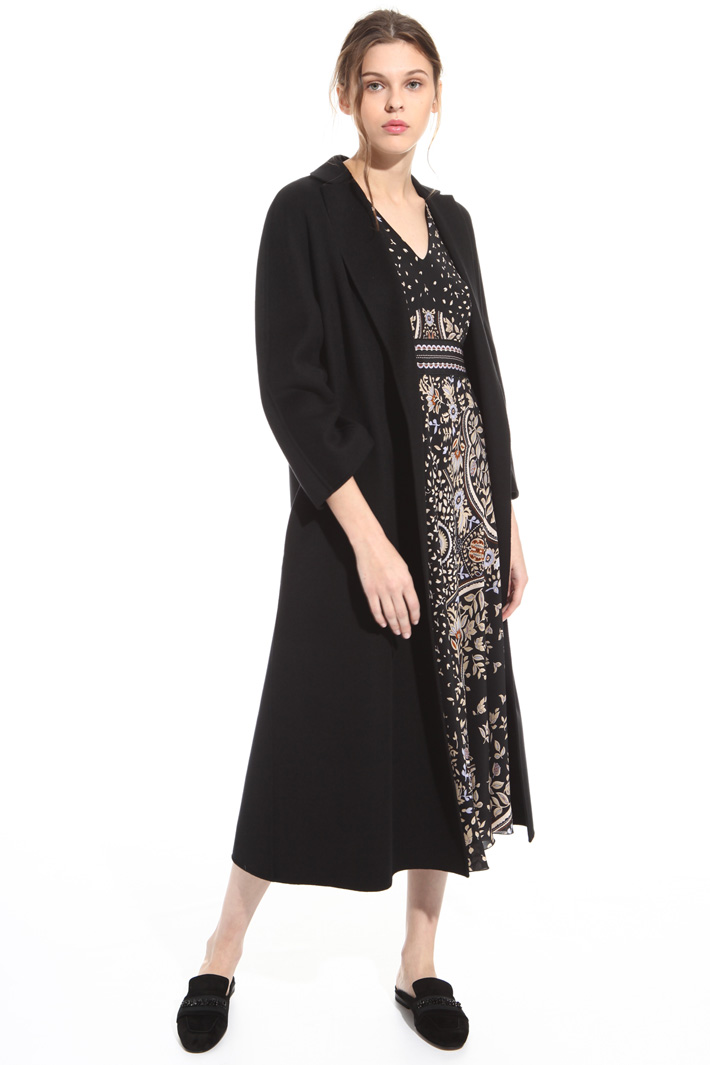 Coat with deep lapels
Diffusione Tessile Coat with deep lapels
Diffusione Tessile