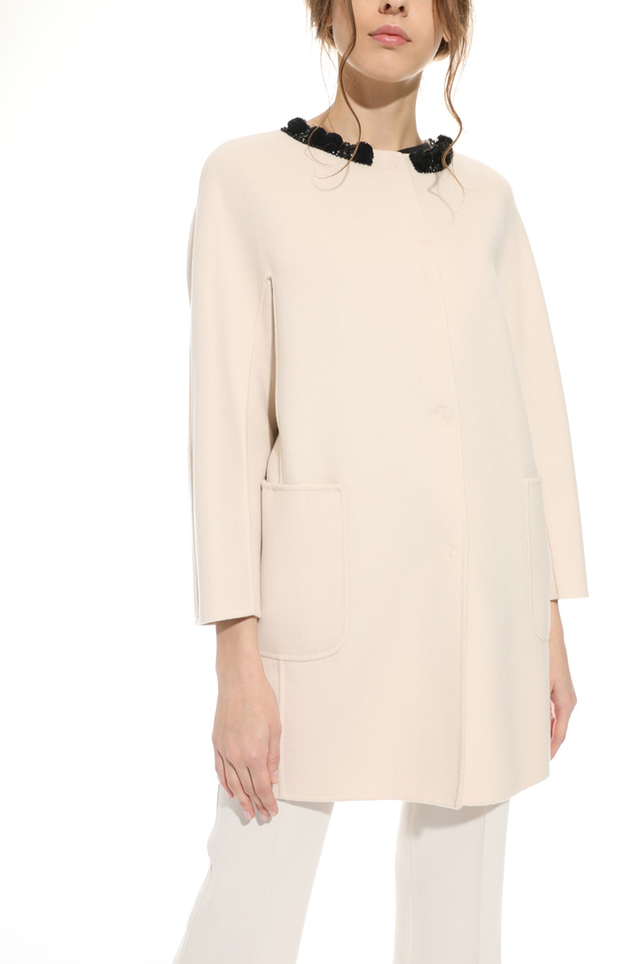 Cappotto con ricamo al collo Intrend Cappotto con ricamo al collo Intrend