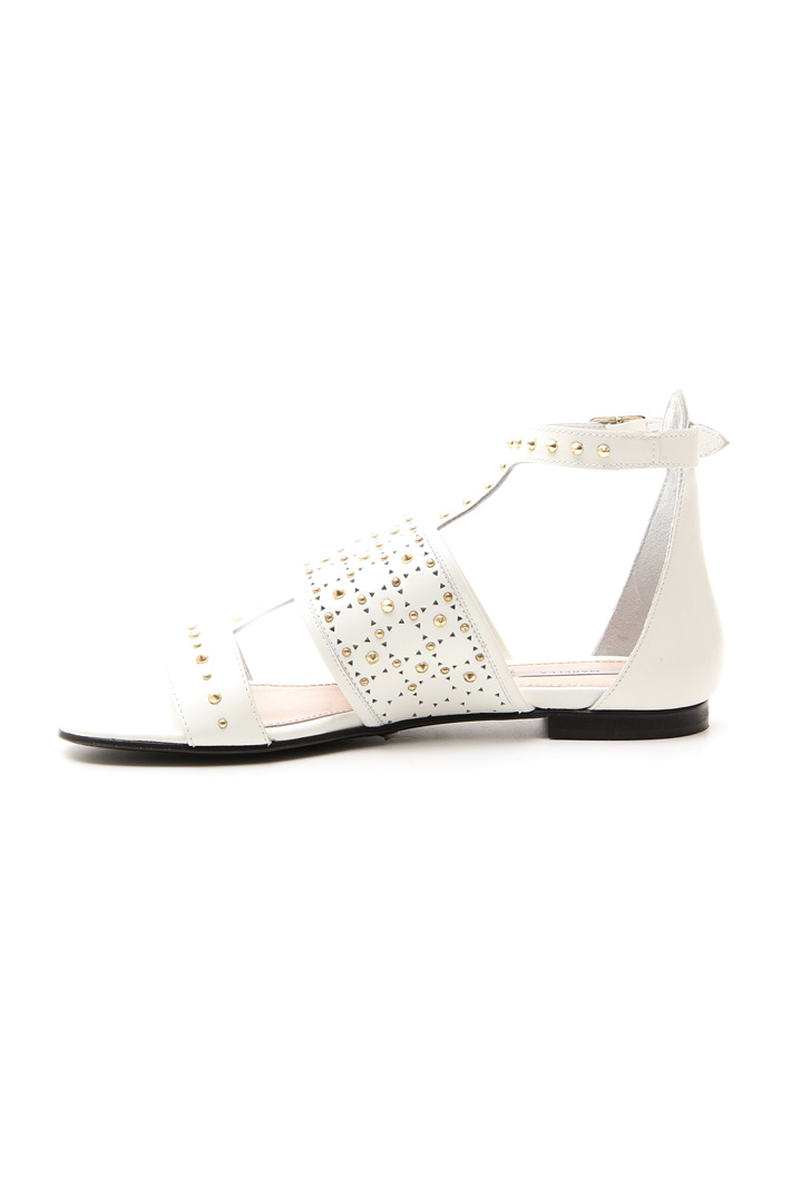 Flat sandal with studs Intrend Flat sandal with studs Intrend