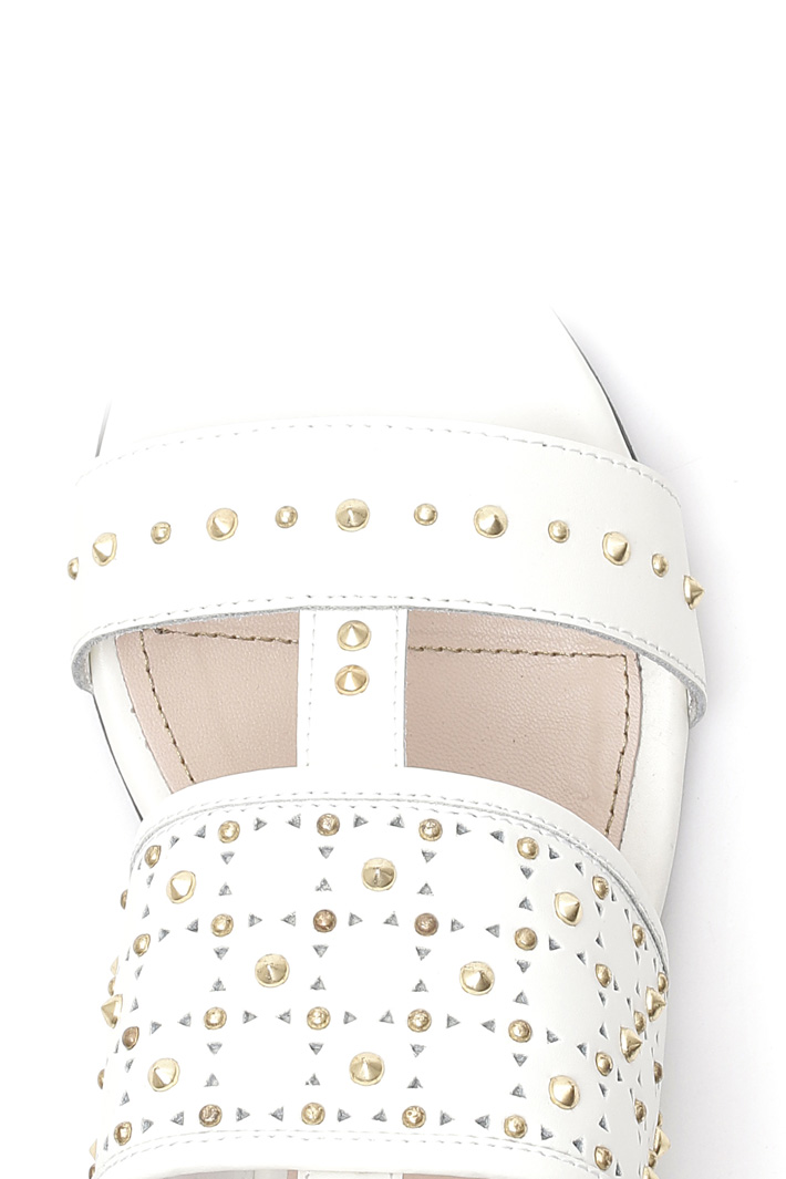 Flat sandal with studs Intrend Flat sandal with studs Intrend