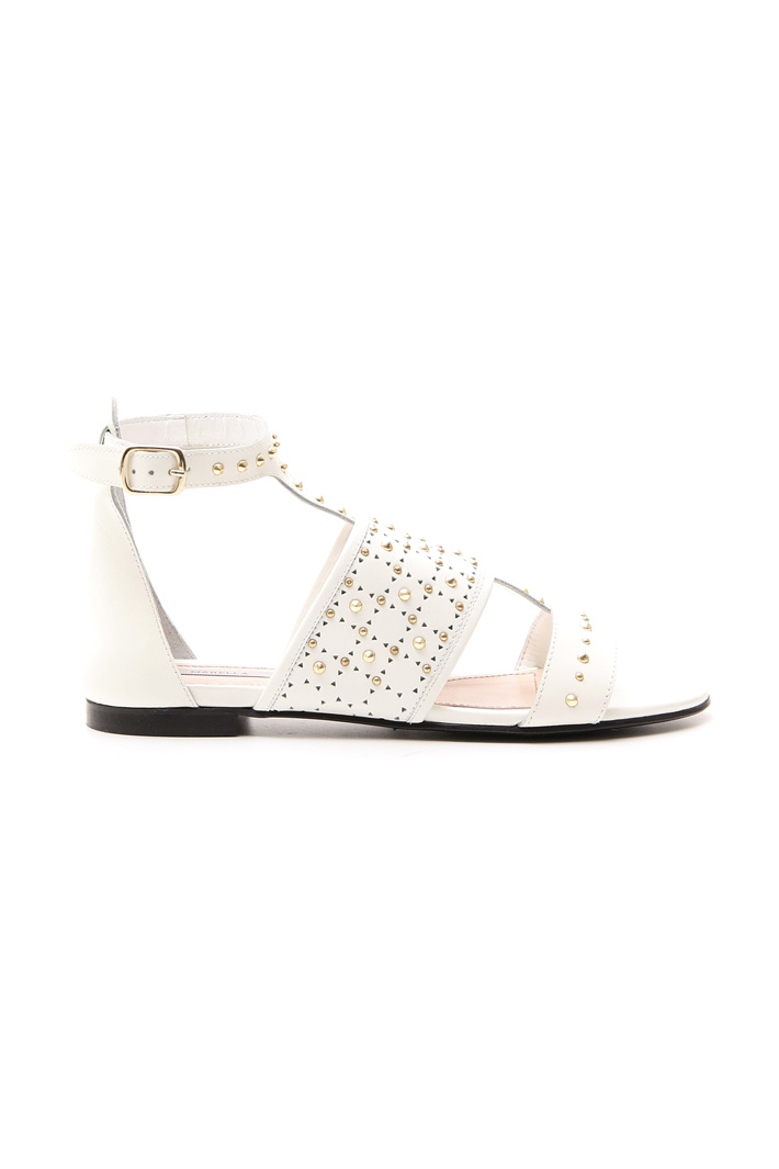 Flat sandal with studs Intrend Flat sandal with studs Intrend