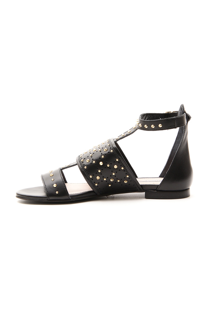 Flat sandal with studs Intrend Flat sandal with studs Intrend