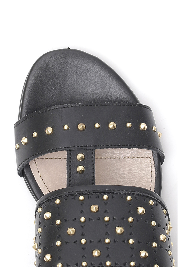 Flat sandal with studs Intrend Flat sandal with studs Intrend