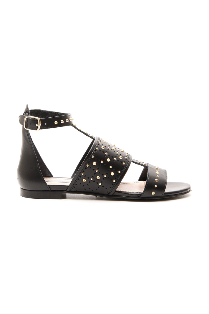 Flat sandal with studs Intrend Flat sandal with studs Intrend