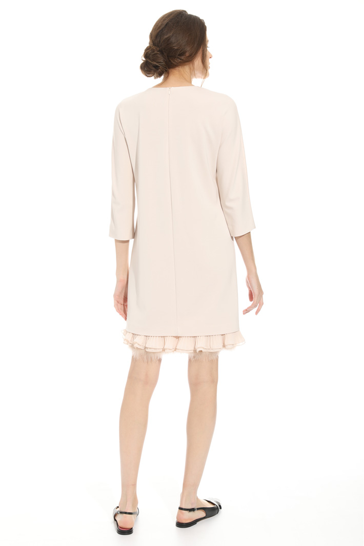 Abito con balze e piume Intrend Abito con balze e piume Intrend