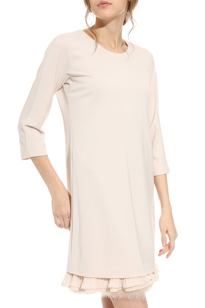 Abito con balze e piume Intrend Abito con balze e piume Intrend