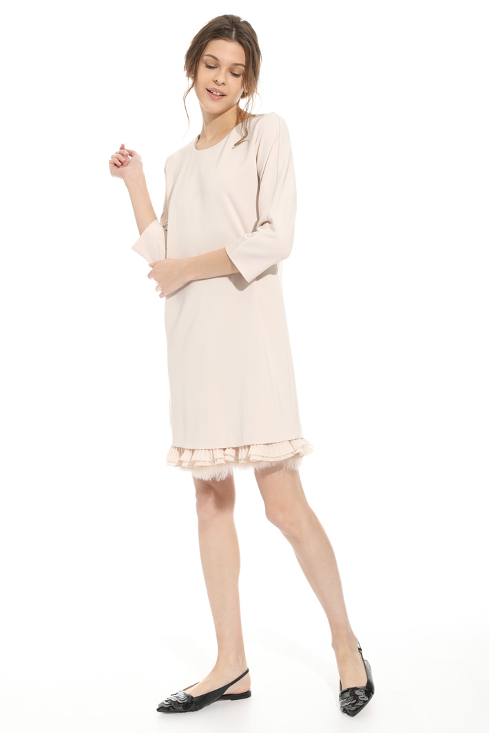 Abito con balze e piume Intrend Abito con balze e piume Intrend
