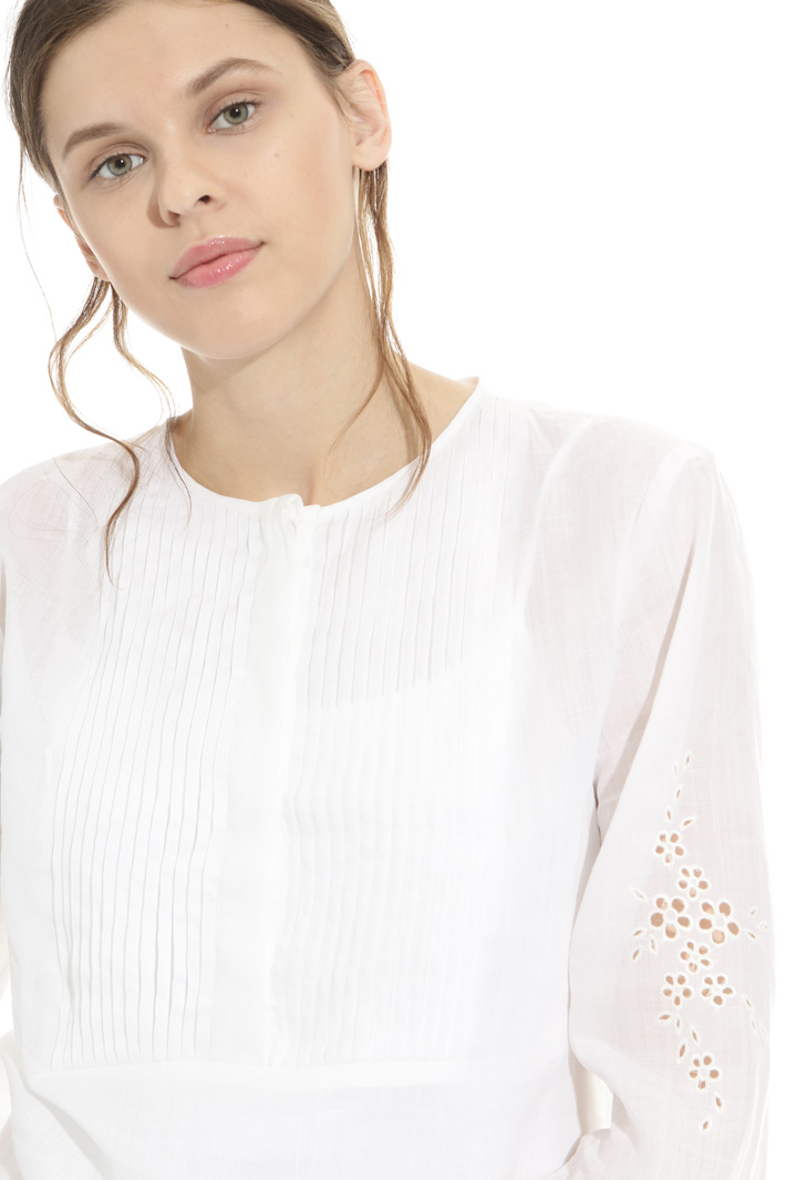Perforated detail tunic Intrend Perforated detail tunic Intrend