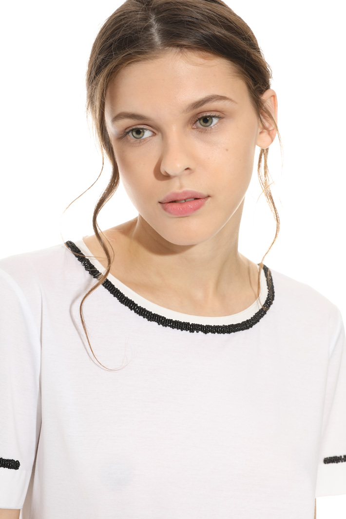 T-shirt in cotone con ricamo Intrend T-shirt in cotone con ricamo Intrend