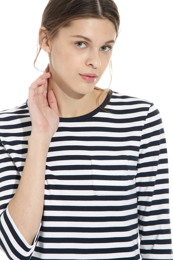 T-shirt in jersey con taschino Intrend T-shirt in jersey con taschino Intrend