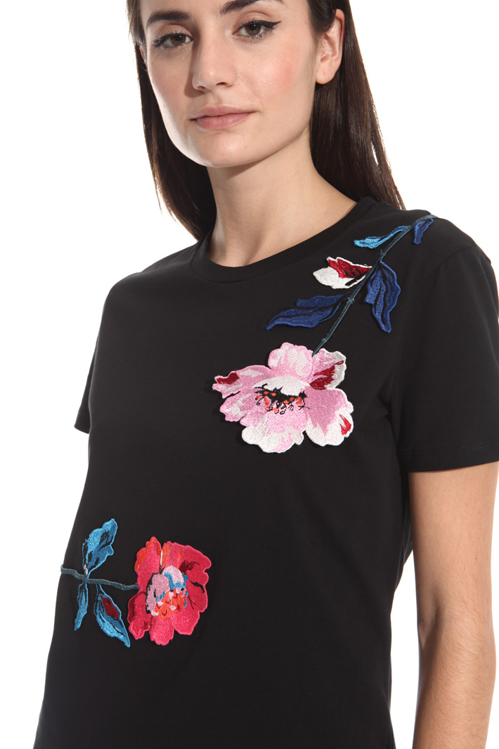 T-shirt con applicazioni T-shirt con applicazioni