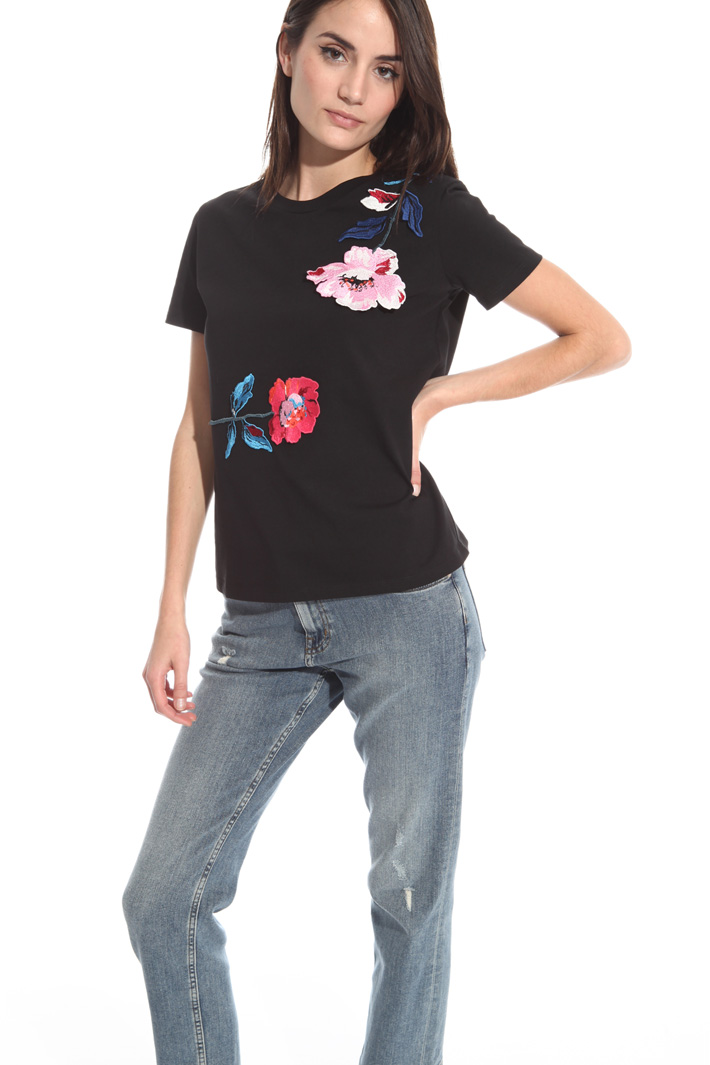 T-shirt con applicazioni T-shirt con applicazioni