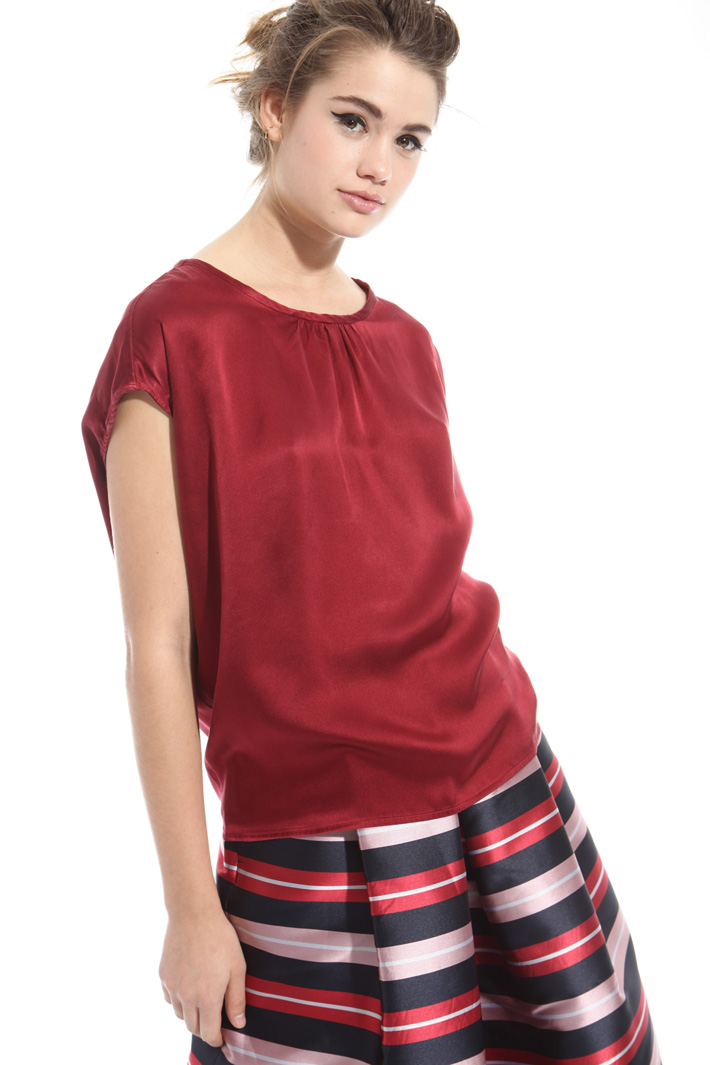 Boxy top in satin Intrend Boxy top in satin Intrend