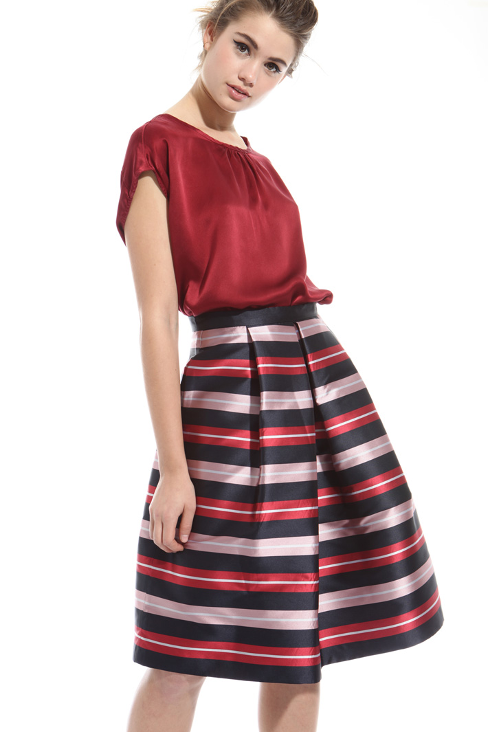 Boxy top in satin Intrend Boxy top in satin Intrend