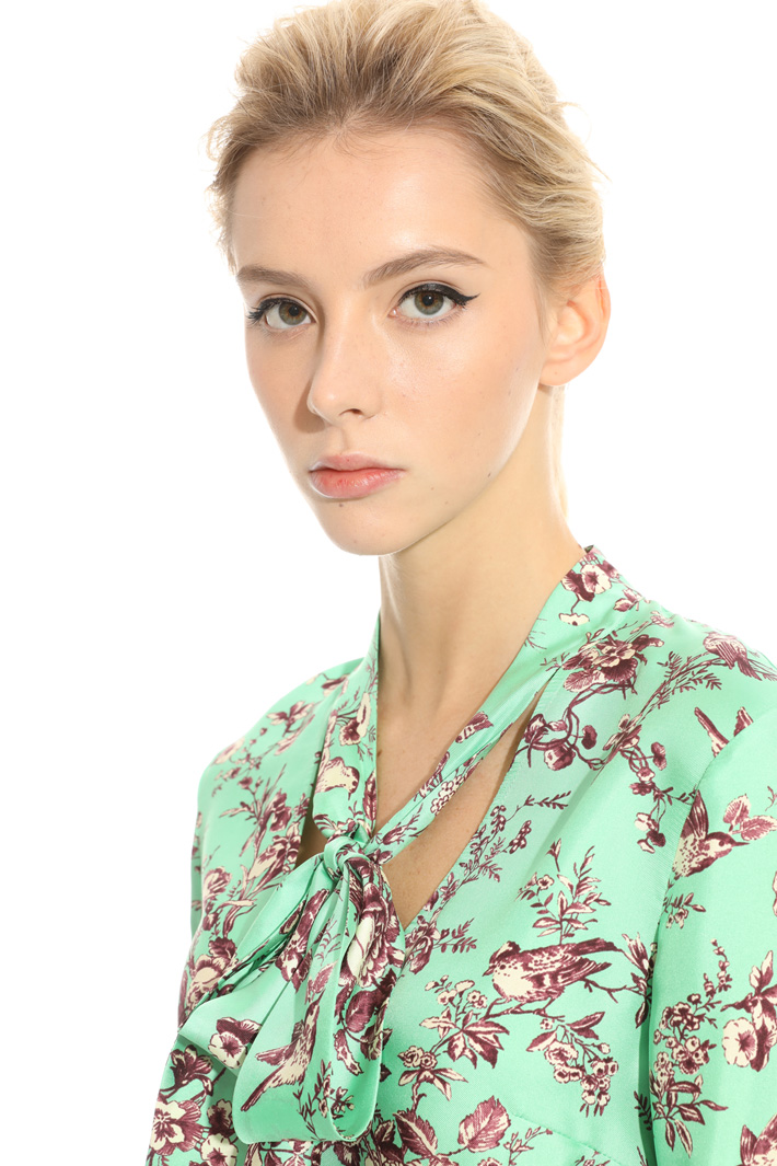 Scarf-neck blouse
Intrend Scarf-neck blouse
Intrend