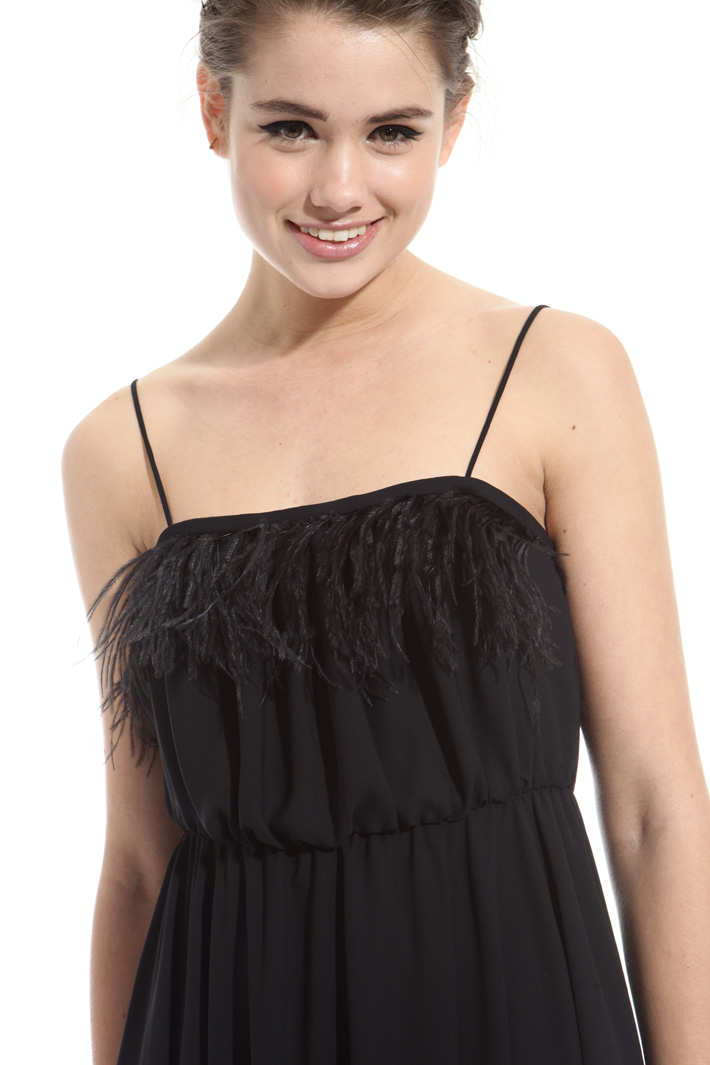 Abito in georgette con piume Intrend Abito in georgette con piume Intrend