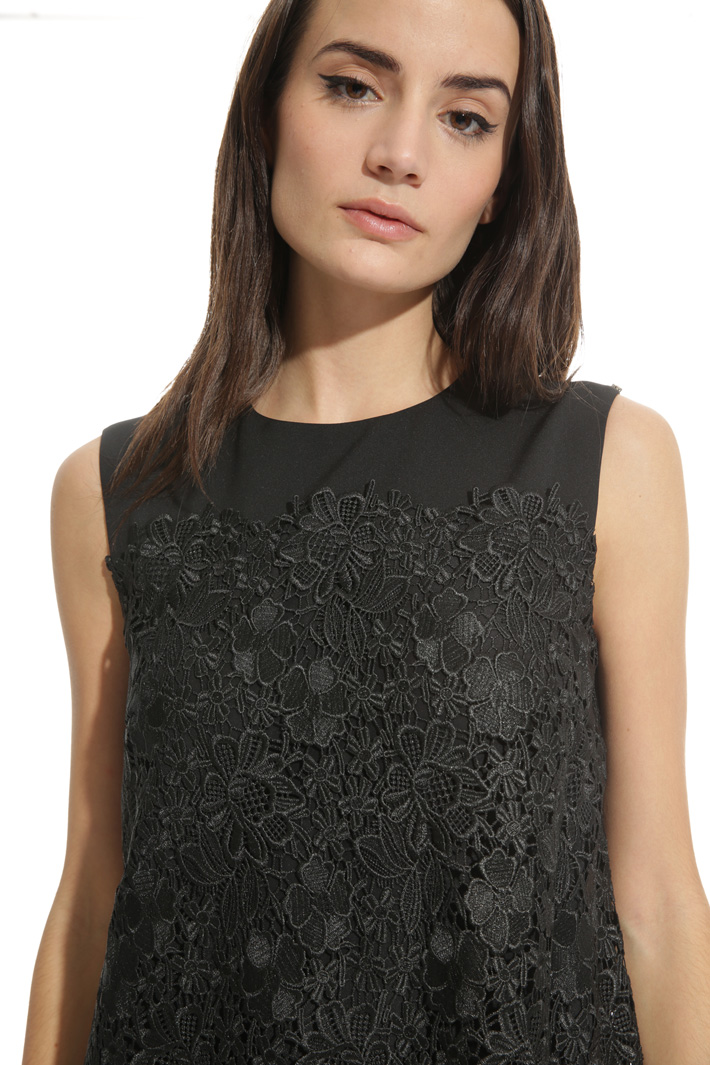 Sleeveless macramé dress Intrend Sleeveless macramé dress Intrend
