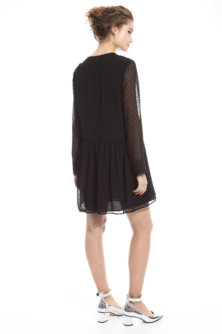 Abito con polsini macramé Intrend Abito con polsini macramé Intrend