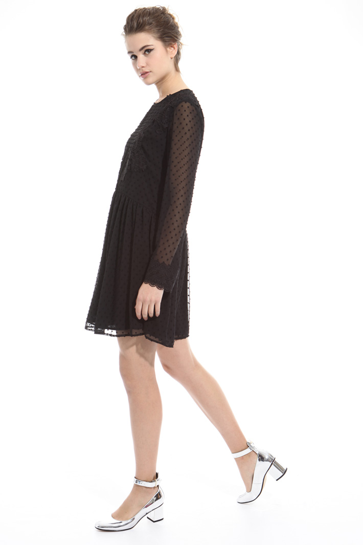 Abito con polsini macramé Intrend Abito con polsini macramé Intrend